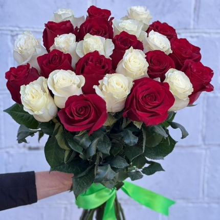 Букет «Баланс» из красных и белых роз - купить с доставкой в по Торжку